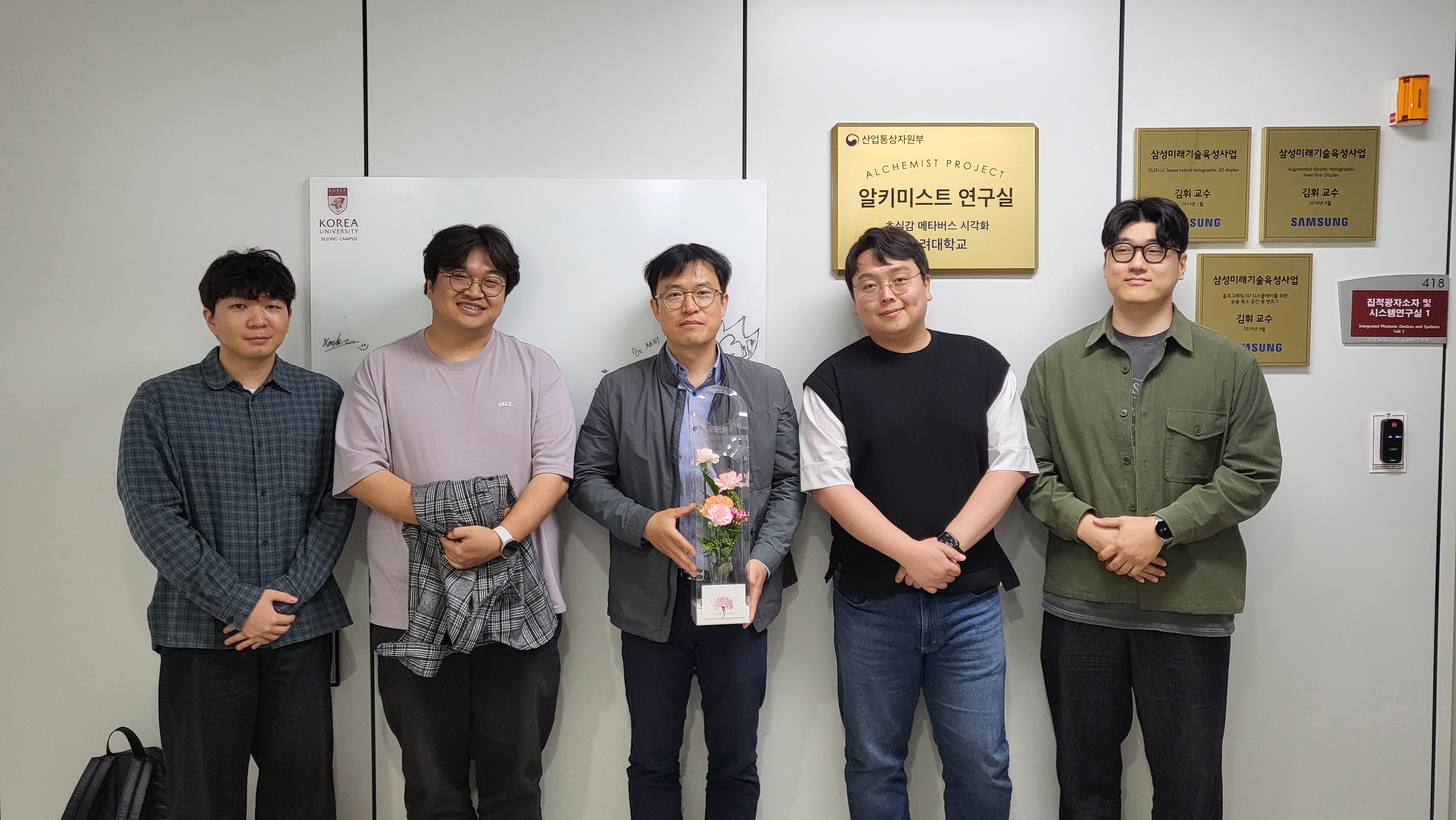 사진_졸업생.jpg 첨부 이미지
